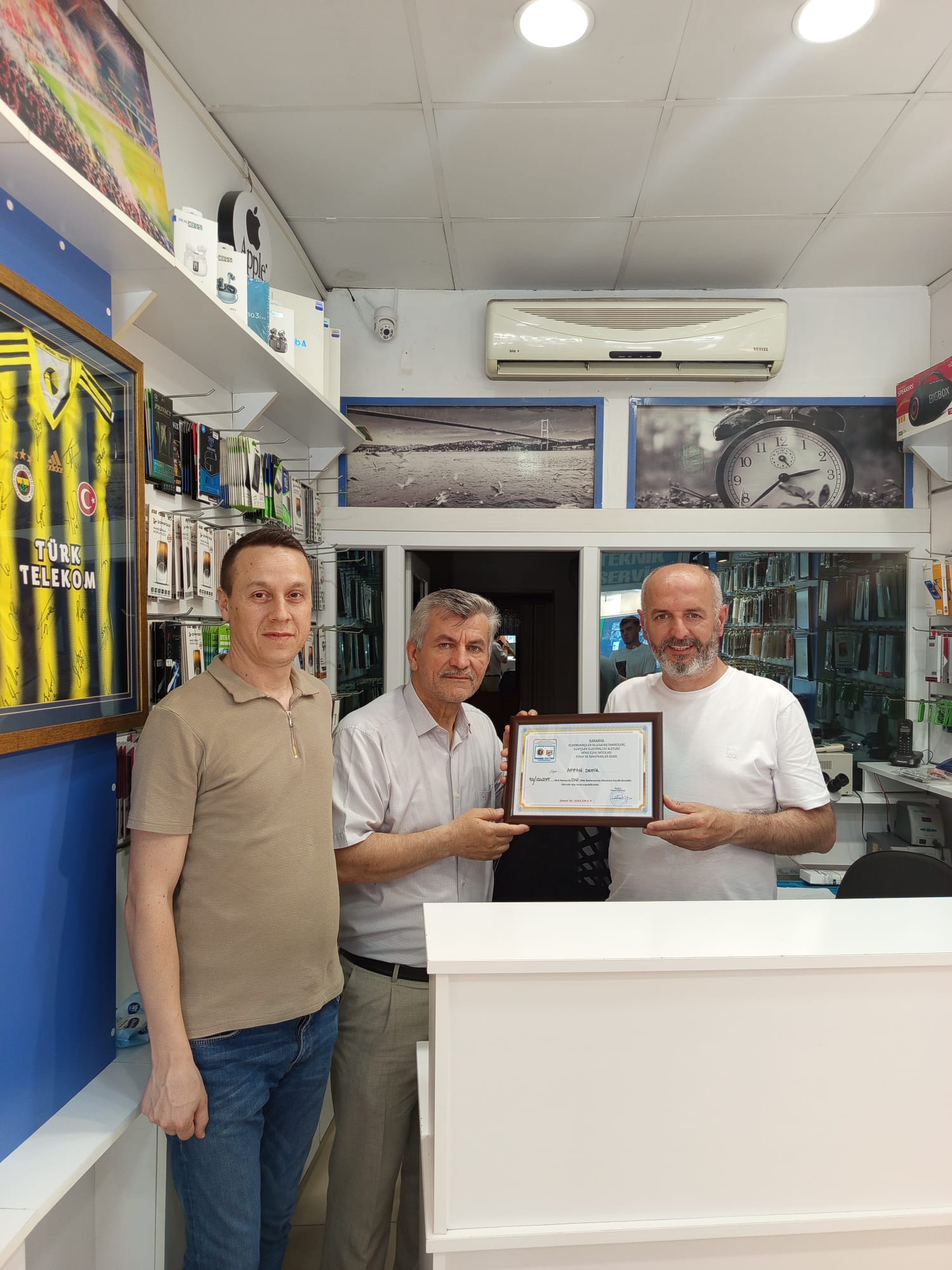 Sakarya Elektronikçiler, Bilgisayar Tamircileri, Saatçiler, Elektrikli Ev Aletleri, Beyaz Eşya Satıcıları Esnaf ve Sanatkarlar Odası Başkanı Metin GÜRKAŞ mesleğe yeni başlayan ve işyerini açarak ticaret hayatına atılan Affan DEMİR'i ziyaret ederek hayırlı ve bereketli kazançlar temennisinde bulundu.