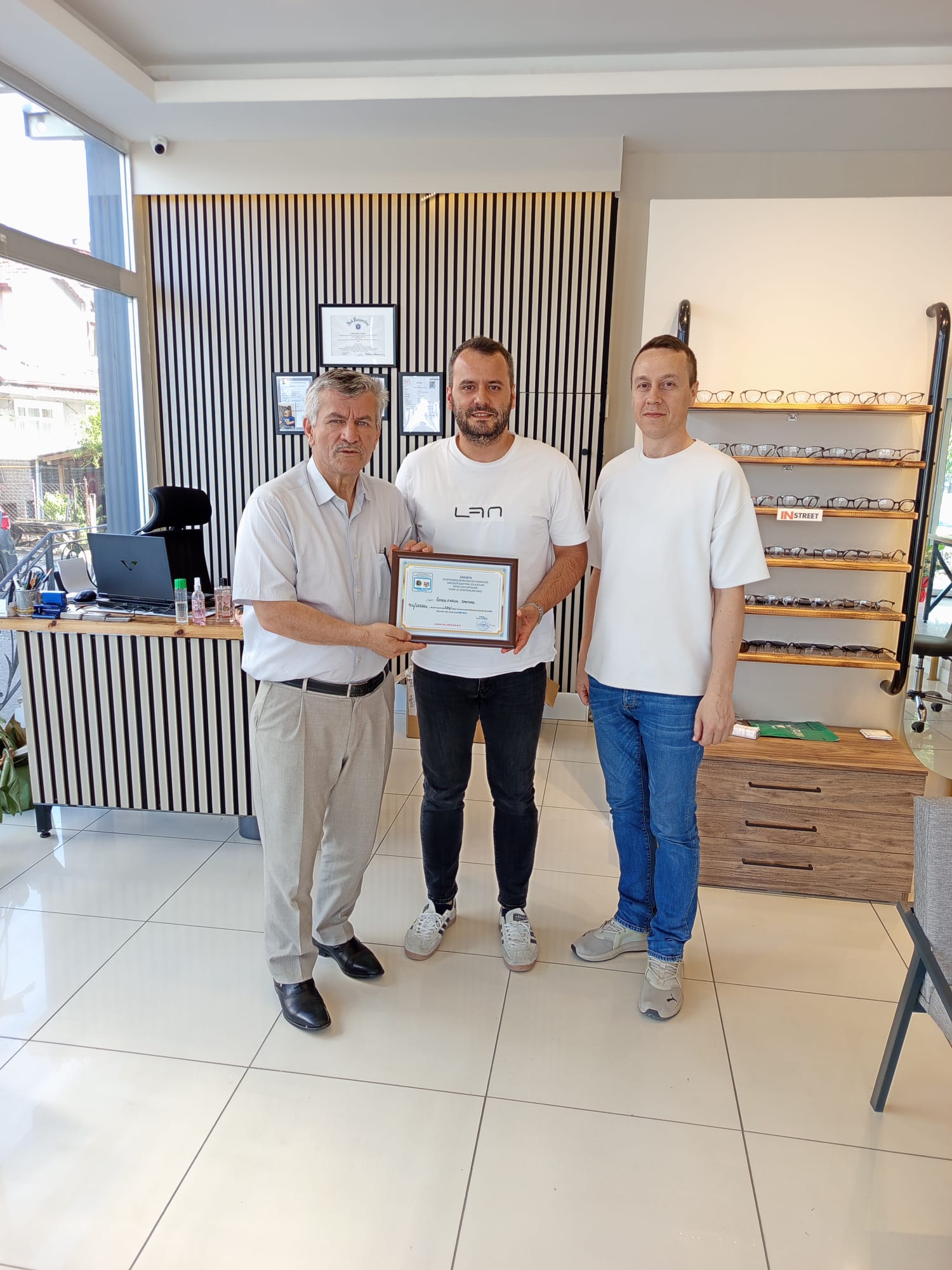 Sakarya Elektronikçiler, Bilgisayar Tamircileri, Saatçiler, Elektrikli Ev Aletleri, Beyaz Eşya Satıcıları Esnaf ve Sanatkarlar Odası Başkanı Metin GÜRKAŞ mesleğe yeni başlayan ve işyerini açarak ticaret hayatına atılan Ömer Faruk ÇAKMAK'ı ziyaret ederek hayırlı ve bereketli kazançlar temennisinde bulundu.
