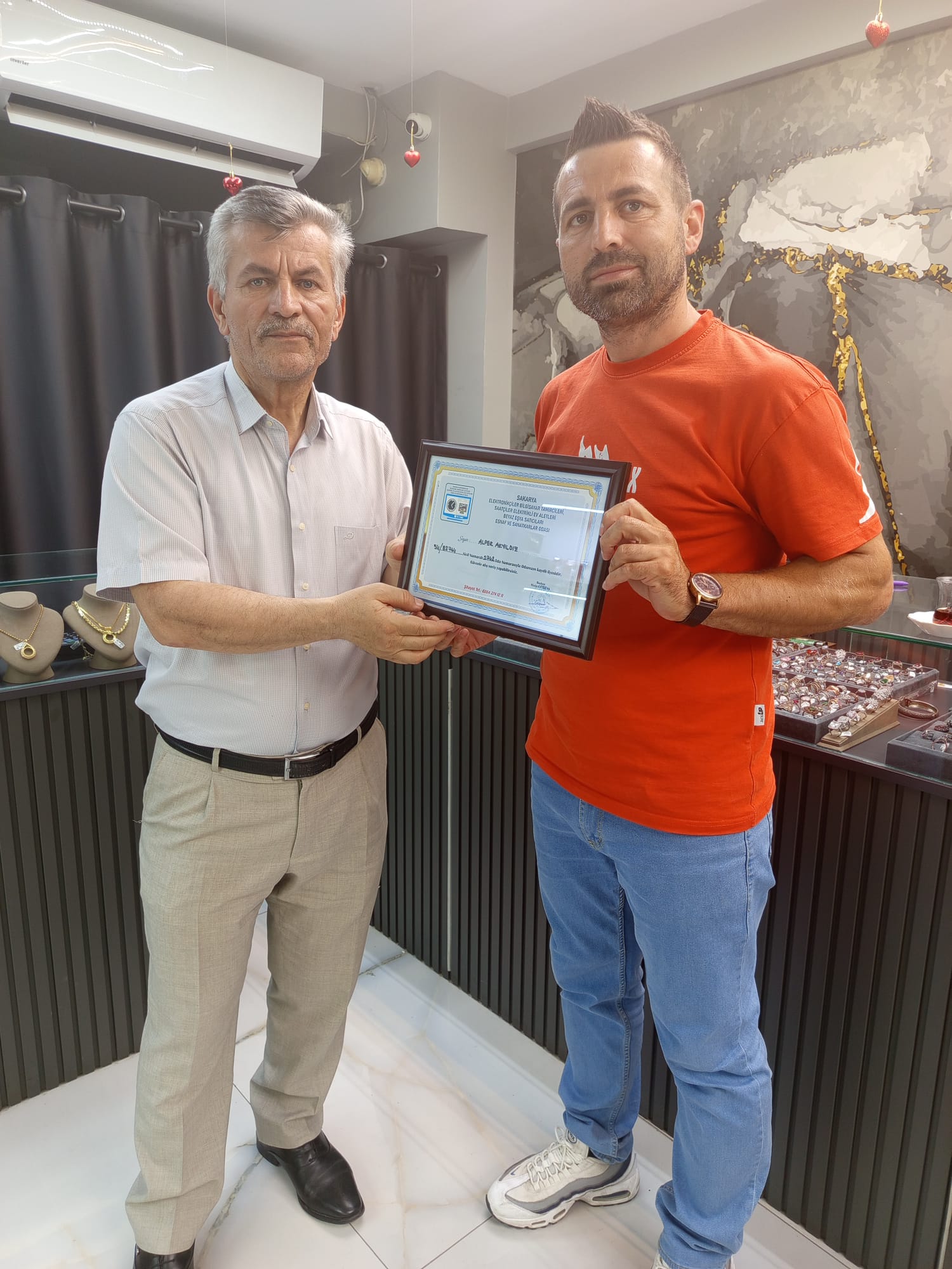 Sakarya Elektronikçiler, Bilgisayar Tamircileri, Saatçiler, Elektrikli Ev Aletleri, Beyaz Eşya Satıcıları Esnaf ve Sanatkarlar Odası Başkanı Metin GÜRKAŞ mesleğe yeni başlayan ve işyerini açarak ticaret hayatına atılan Alper AKYILDIZı ziyaret ederek hayırlı ve bereketli kazançlar temennisinde bulundu.