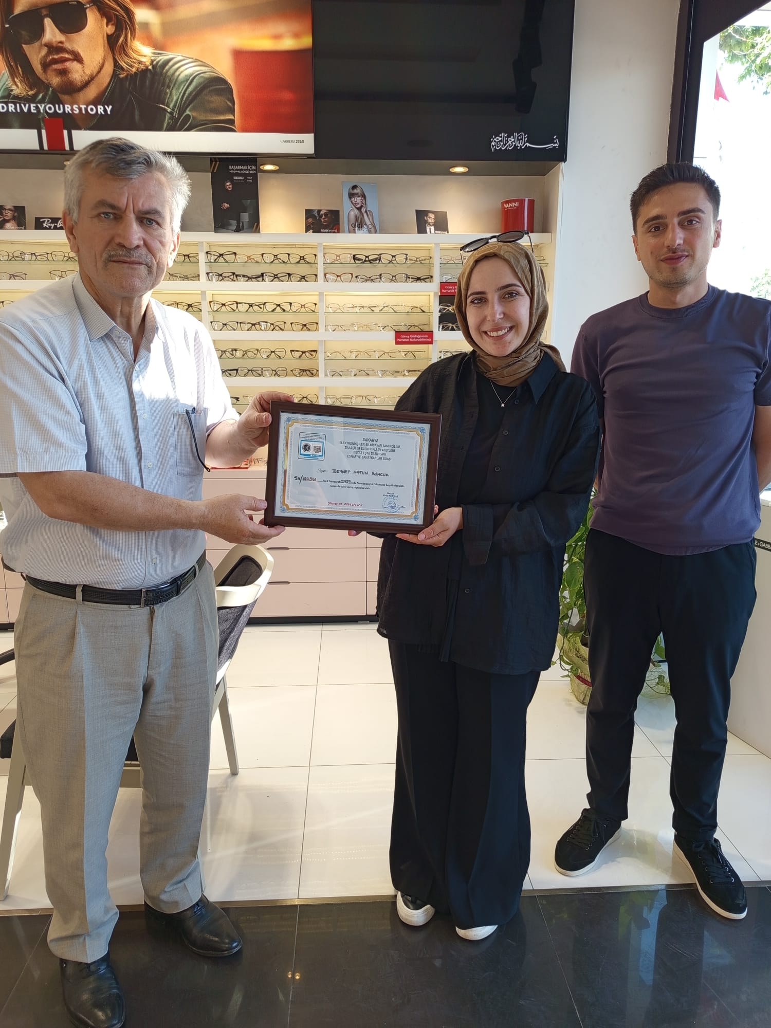 Sakarya Elektronikçiler, Bilgisayar Tamircileri, Saatçiler, Elektrikli Ev Aletleri, Beyaz Eşya Satıcıları Esnaf ve Sanatkarlar Odası Başkanı Metin GÜRKAŞ mesleğe yeni başlayan ve işyerini açarak ticaret hayatına atılan Zeynep Hatun BUNCUK'u ziyaret ederek hayırlı ve bereketli kazançlar temennisinde bulundu.