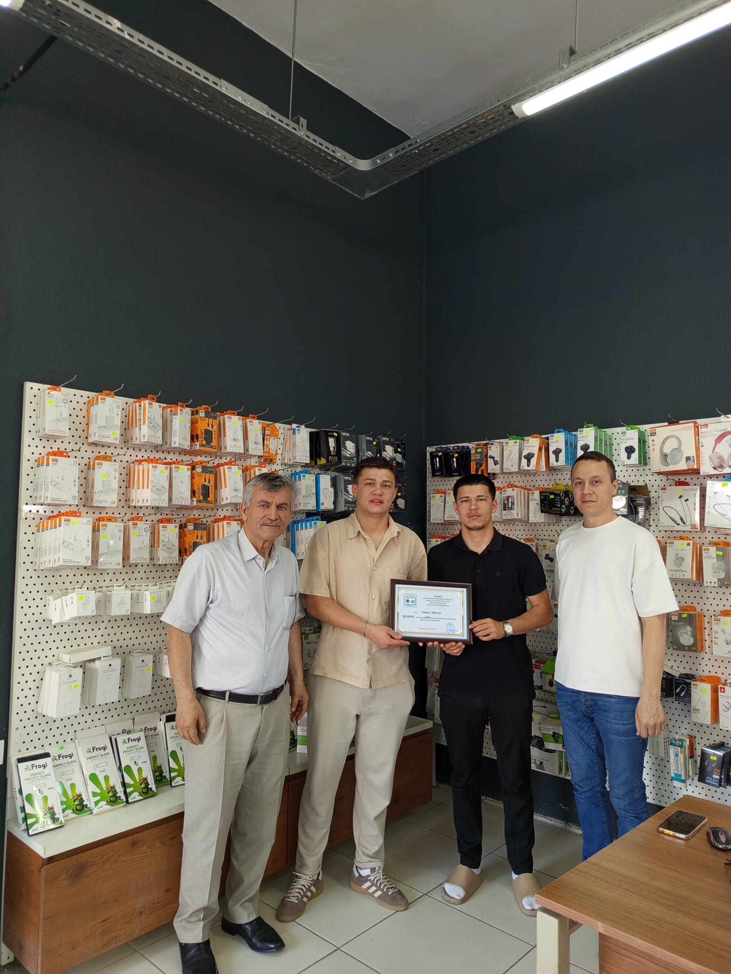 Sakarya Elektronikçiler, Bilgisayar Tamircileri, Saatçiler, Elektrikli Ev Aletleri, Beyaz Eşya Satıcıları Esnaf ve Sanatkarlar Odası Başkanı Metin GÜRKAŞ mesleğe yeni başlayan ve işyerini açarak ticaret hayatına atılan Yunus YAŞLICA'yı ziyaret ederek hayırlı ve bereketli kazançlar temennisinde bulundu.